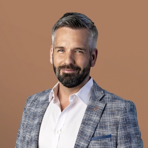 Webinar hosting presenter 