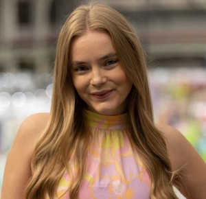 Webinar hosting presenter 