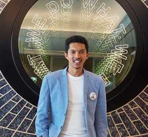 Webinar hosting presenter Ardian Hanif, ST