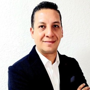 Webinar hosting presenter Humberto  R