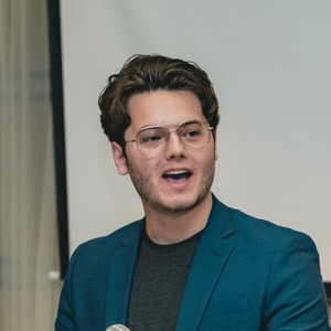Webinar hosting presenter 