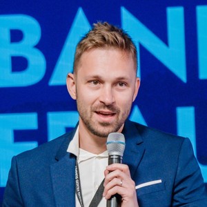 Webinar hosting presenter 