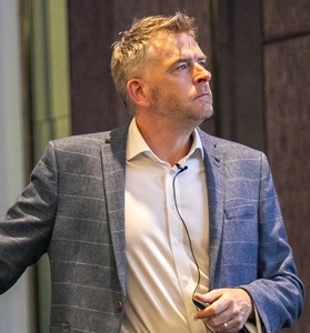 Webinar hosting presenter 