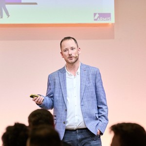 Webinar hosting presenter 