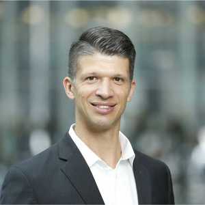 Webinar hosting presenter 