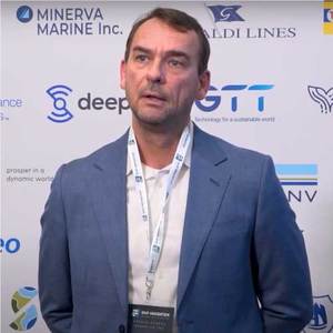 Webinar hosting presenter 