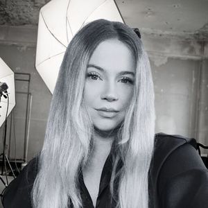 Webinar hosting presenter 