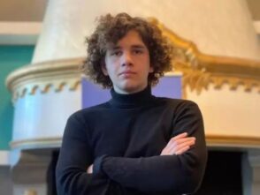 Webinar hosting presenter 