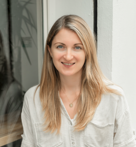 Webinar hosting presenter Julia V.