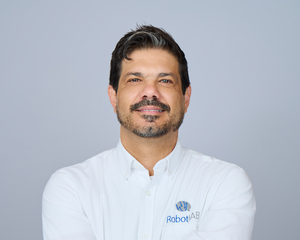 Webinar hosting presenter Paulo O.