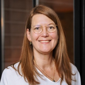 Webinar hosting presenter Julia V.