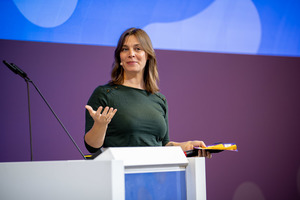 Webinar hosting presenter 