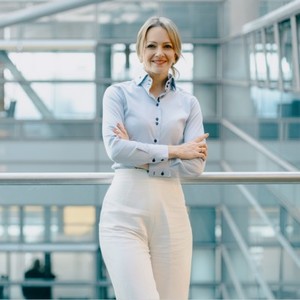 Webinar hosting presenter Birgit F.