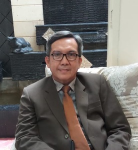 Webinar hosting presenter Zainuddin Muchtar