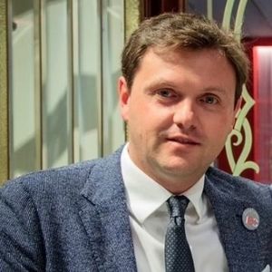 Webinar hosting presenter 