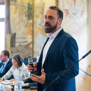 Webinar hosting presenter 