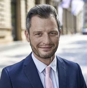 Webinar hosting presenter 